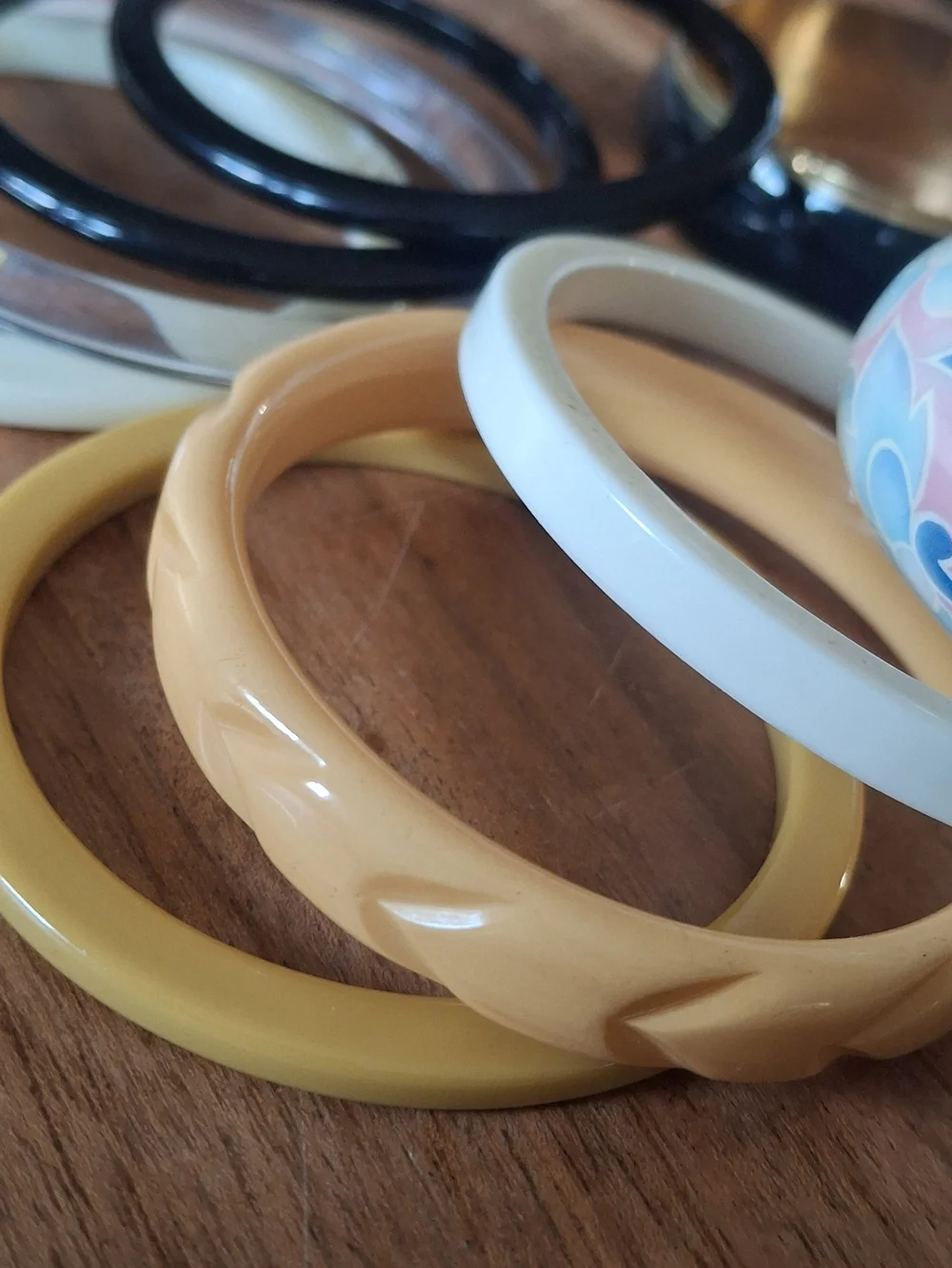 Vintage Lot of 9 Lucite Acrylic Plastic Bangle Bracelets Gold Tone Black Retro